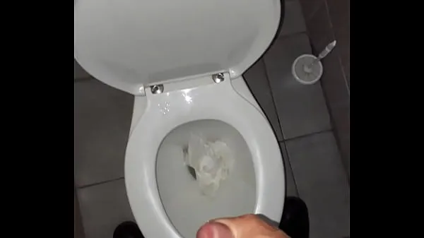 XXX Домашнее соло мастурбирует в общественном туалете свежих фильмов