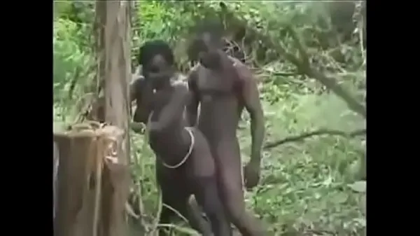 XXX Черную девушку трахают в ограниченном племенном лесу двое очень жестко свежих фильмов