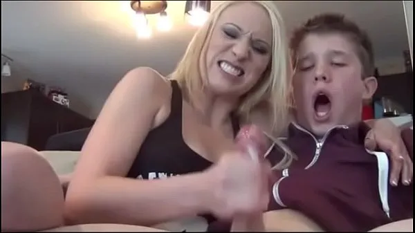 XXX Lucky being jacked off by hot blondes أفلام جديدة