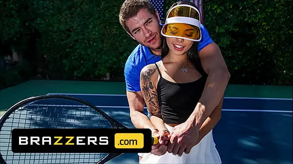 XXX Xander Corvus) Massages (Gina Valentinas) Foot To Ease Her Pain They End Up Fucking - Brazzers películas nuevas