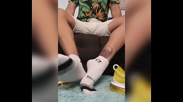 XXX Латинский мальчик показывает свои ступни и носки свежих фильмов