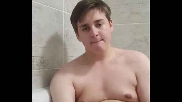 XXX Пухлый паренек мастурбирует в ванне свежих фильмов