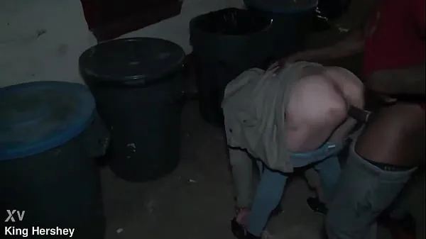 XXX Fucking this prostitute next to the dumpster in a alleyway we got caught fresh Movies