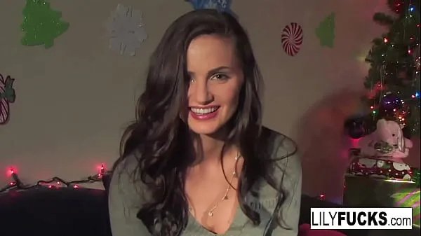 XXX Lily tells us her horny Christmas wishes before satisfying herself in both holes φρέσκες ταινίες